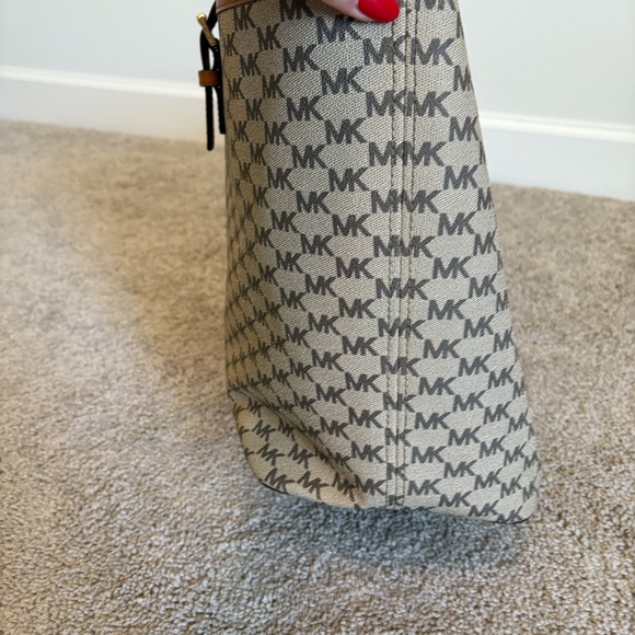 Michael Kors Monogram Brown Extra Large Tote Bag - Picture 5 of 8